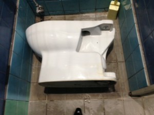 藤枝市駅前　洋式トイレ詰まり修理