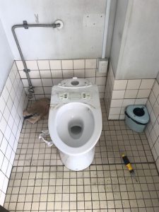 静岡市清水区入江洋式トイレ脱着作業　