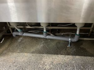 焼津市　厨房排水管水漏れ修理